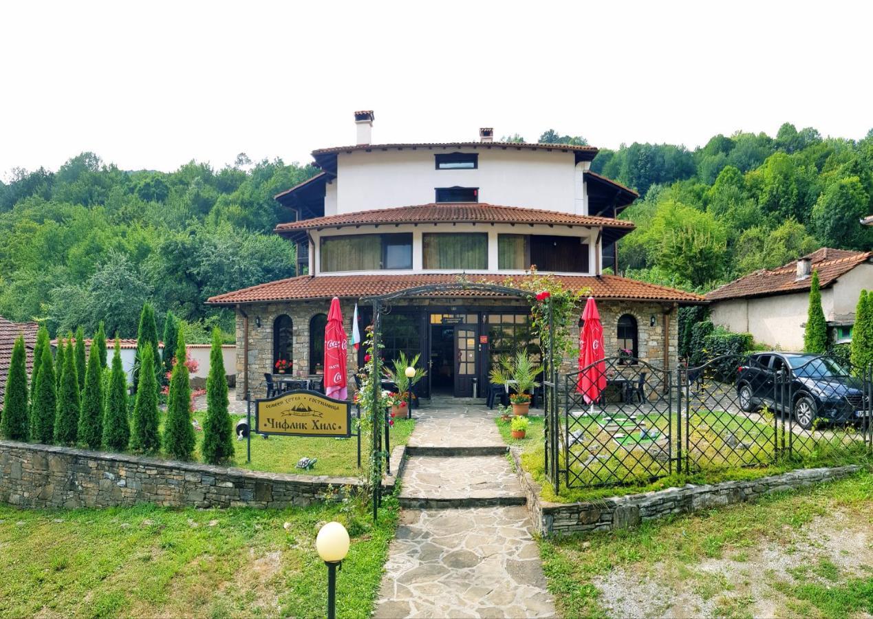 Family Hotel Chiflik Hills Екстер'єр фото