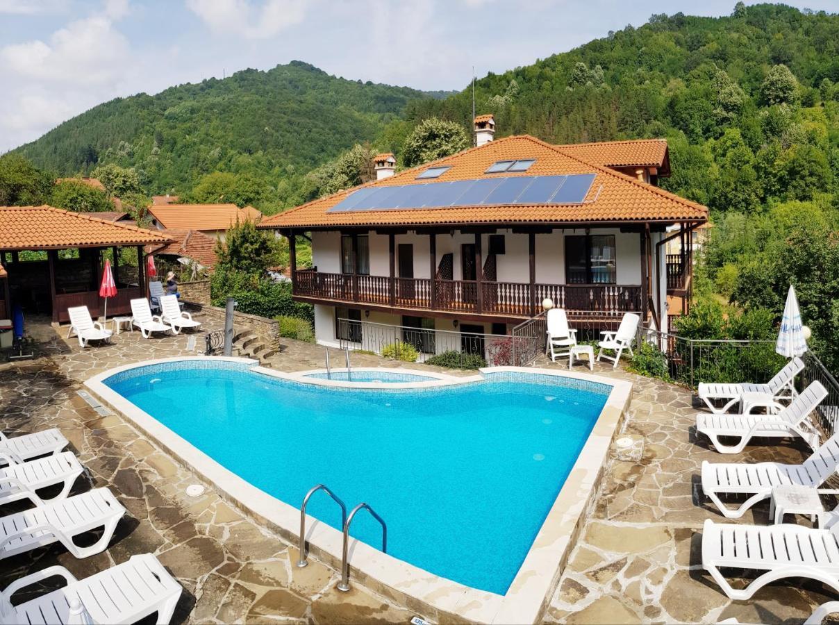 Family Hotel Chiflik Hills Екстер'єр фото