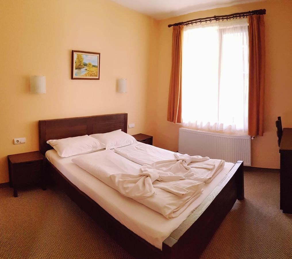 Family Hotel Chiflik Hills Екстер'єр фото