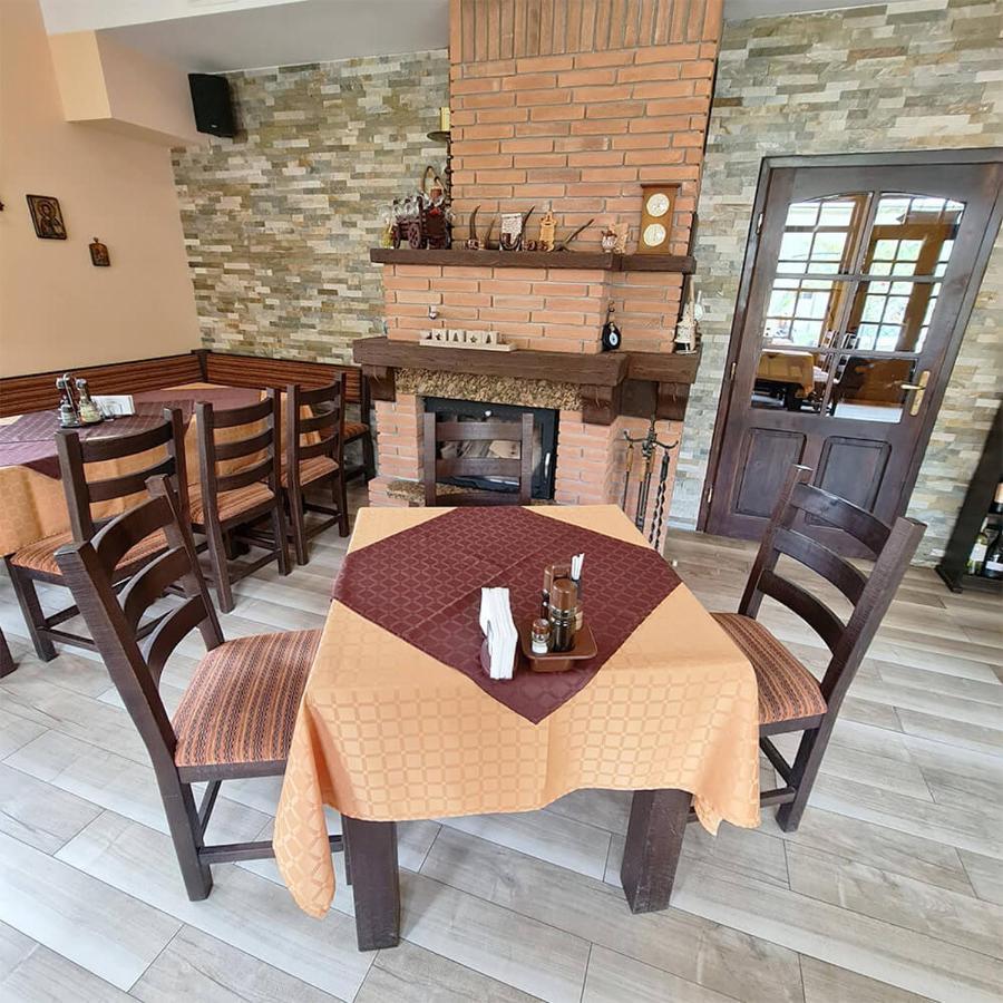 Family Hotel Chiflik Hills Екстер'єр фото