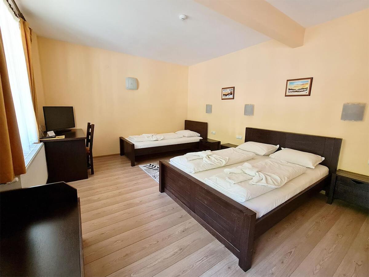 Family Hotel Chiflik Hills Екстер'єр фото