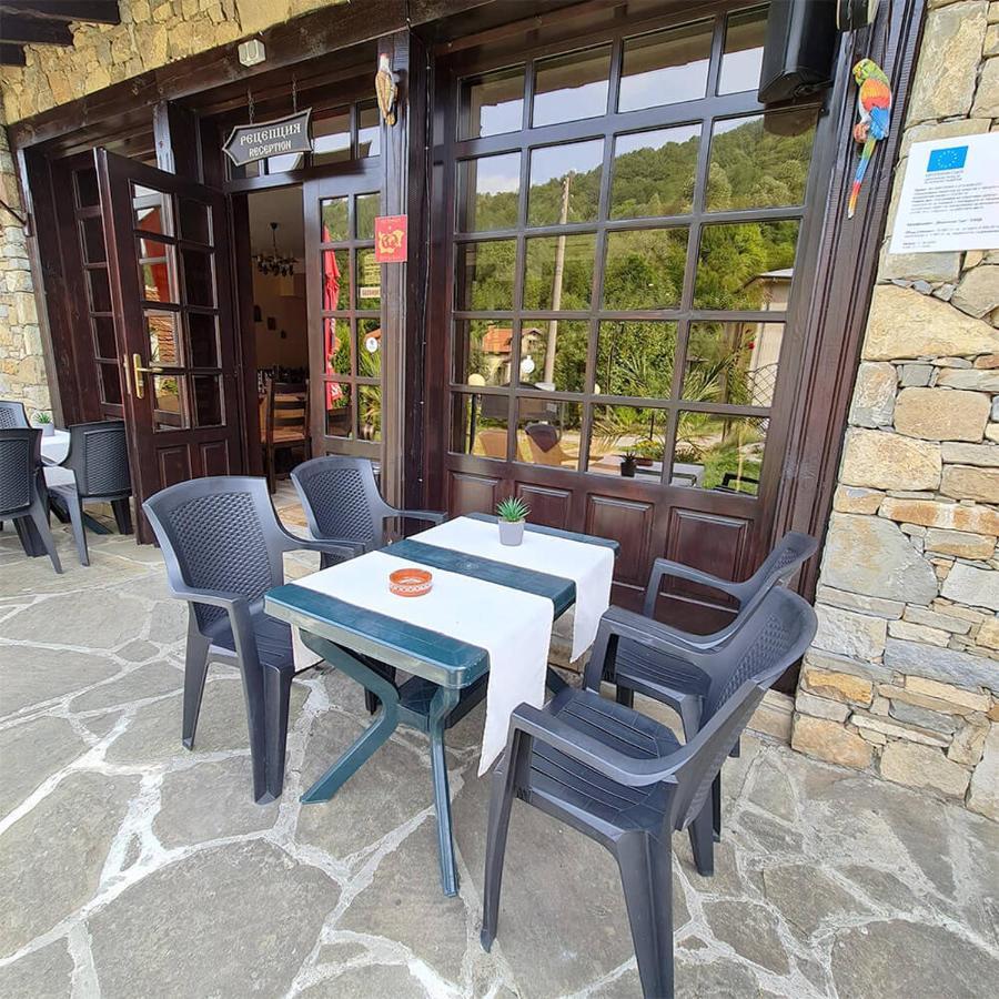 Family Hotel Chiflik Hills Екстер'єр фото