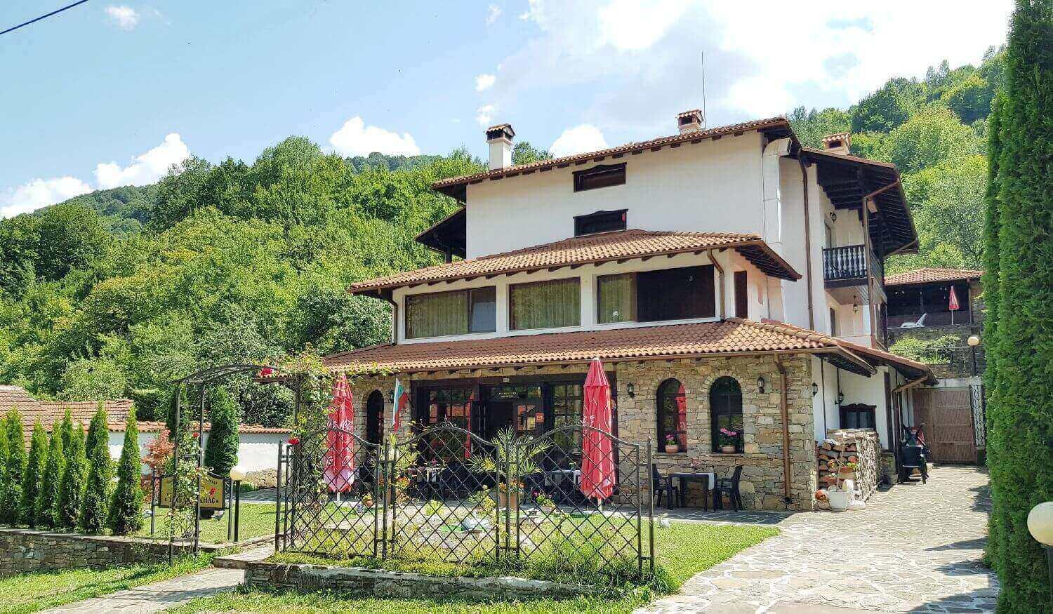 Family Hotel Chiflik Hills Екстер'єр фото