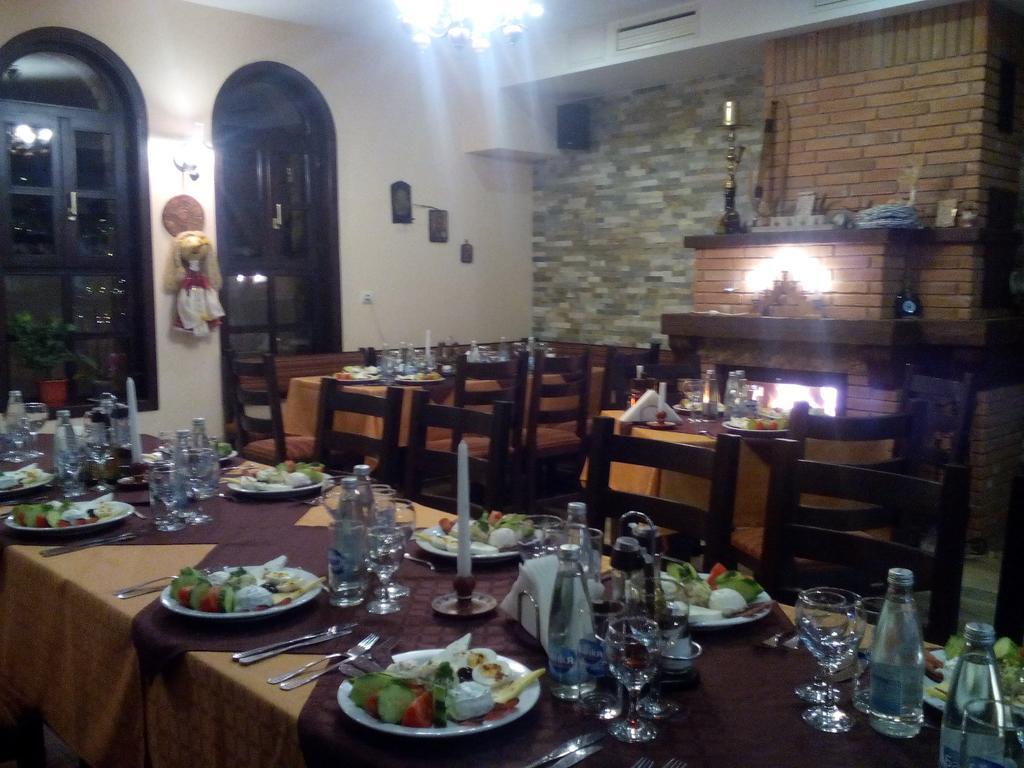 Family Hotel Chiflik Hills Екстер'єр фото