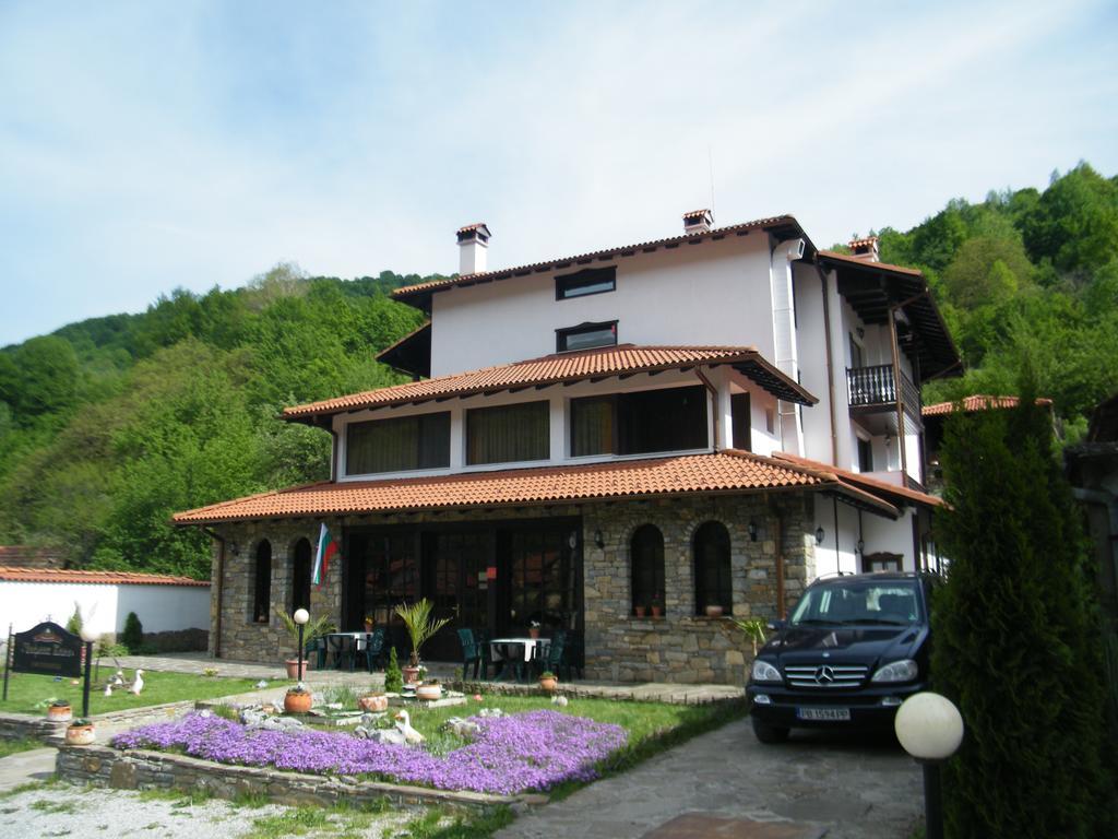 Family Hotel Chiflik Hills Екстер'єр фото