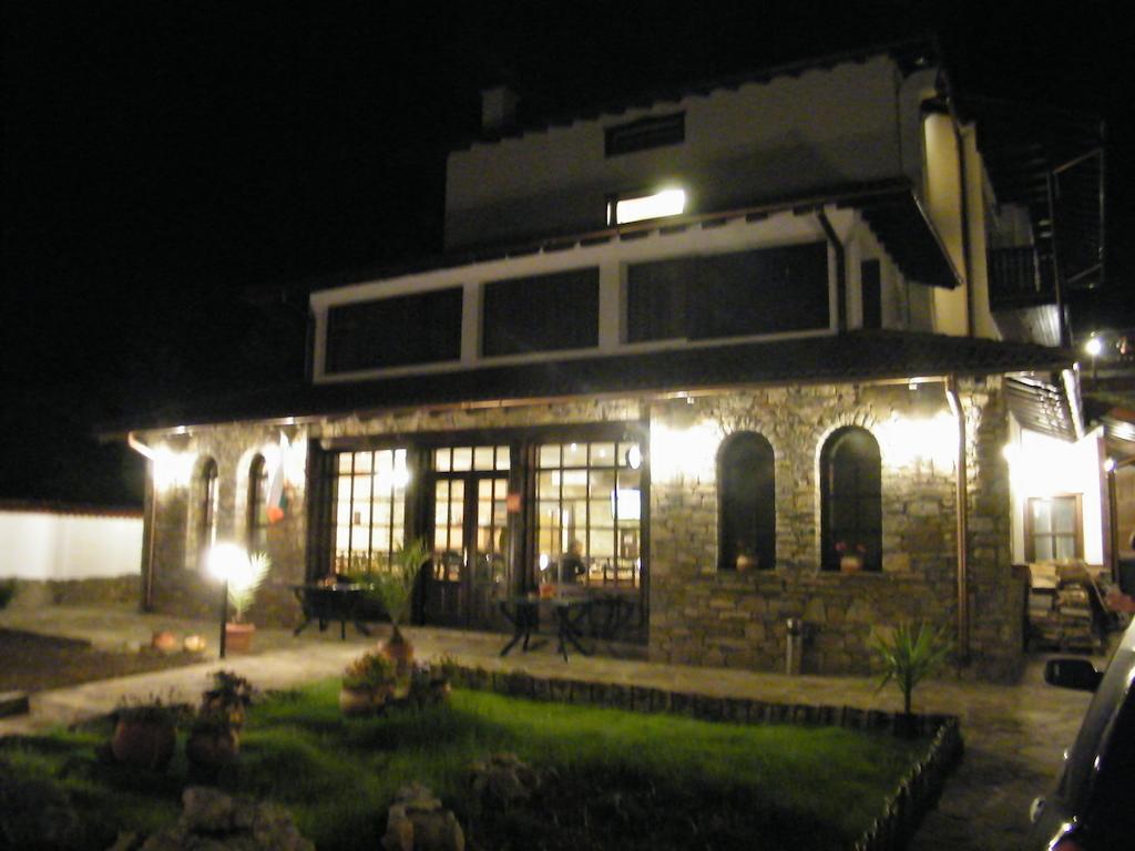 Family Hotel Chiflik Hills Екстер'єр фото