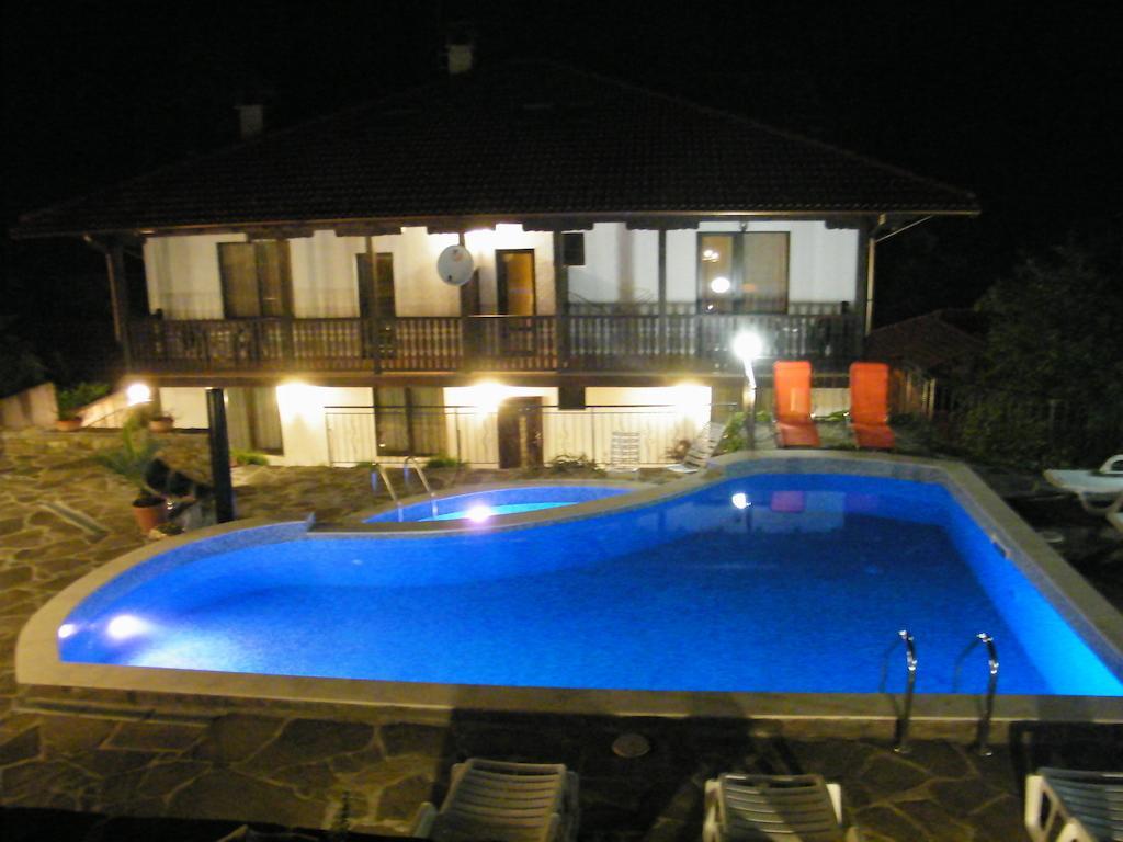 Family Hotel Chiflik Hills Екстер'єр фото