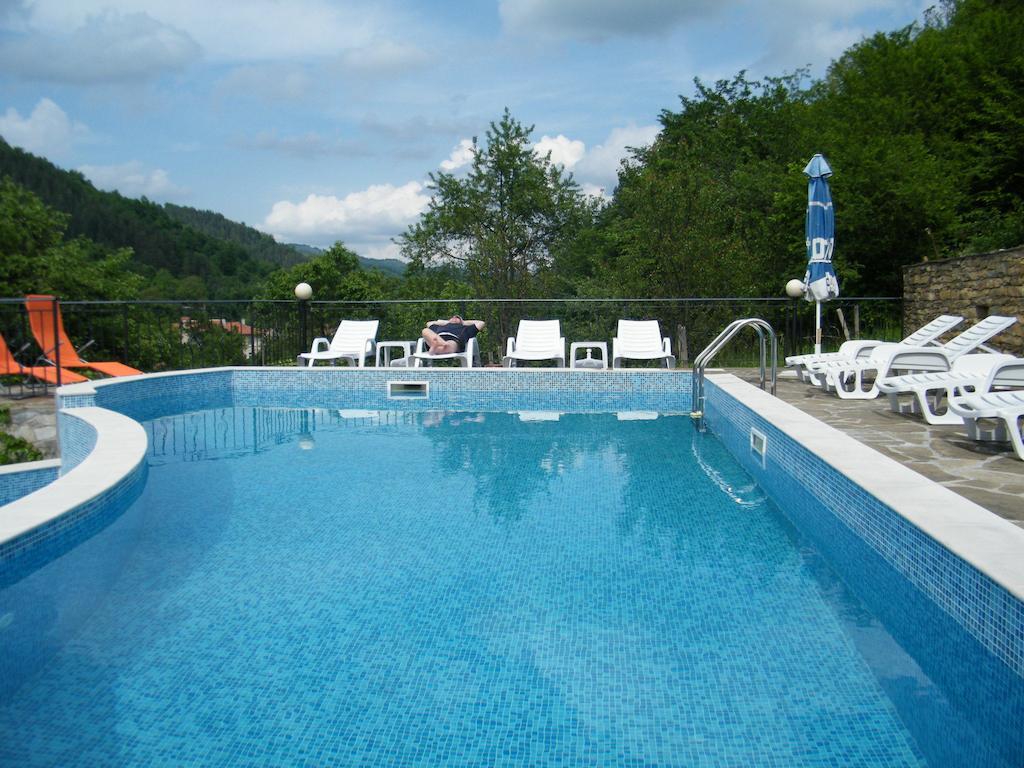 Family Hotel Chiflik Hills Екстер'єр фото