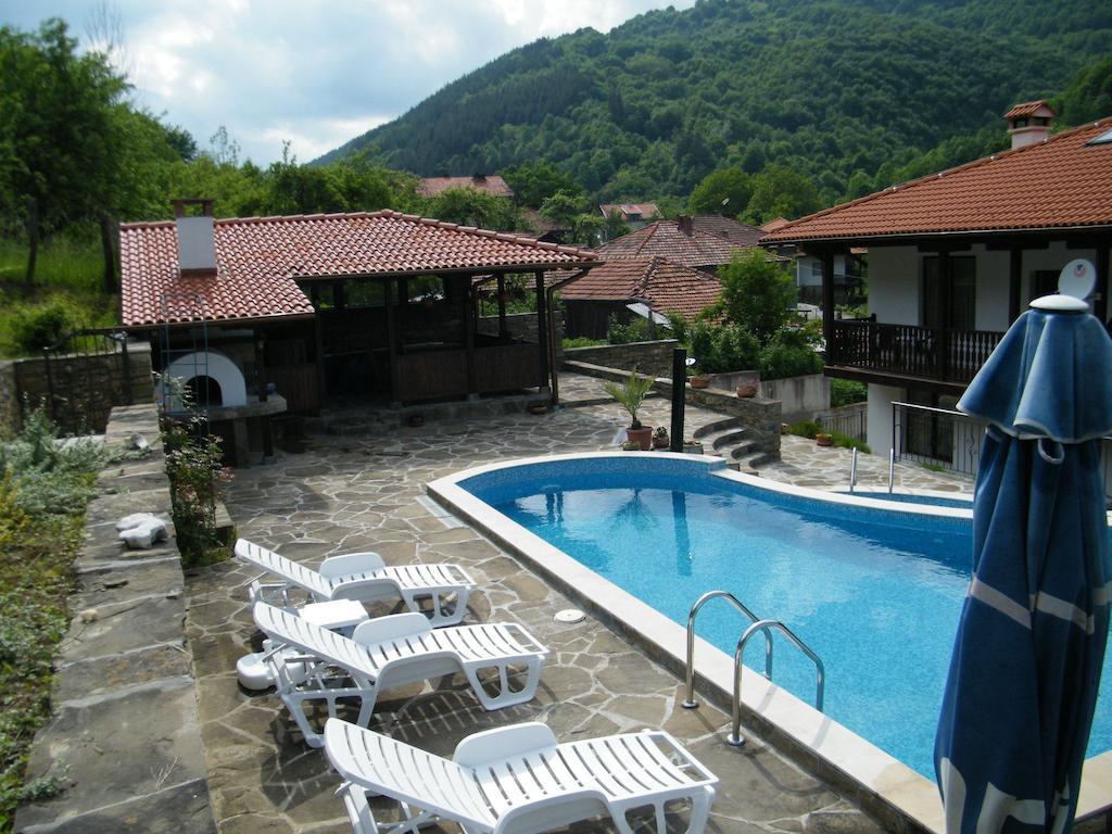 Family Hotel Chiflik Hills Екстер'єр фото