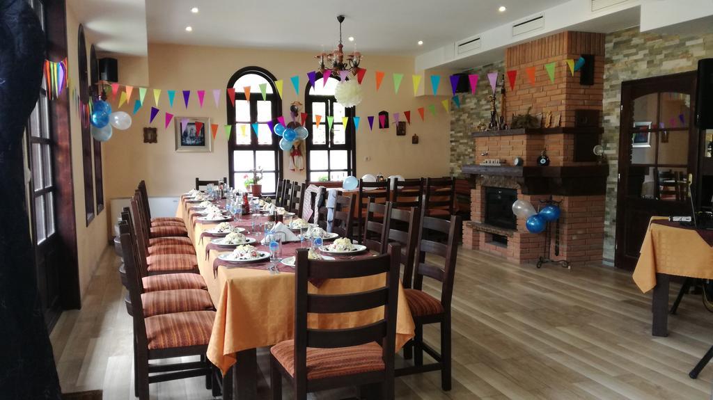 Family Hotel Chiflik Hills Екстер'єр фото