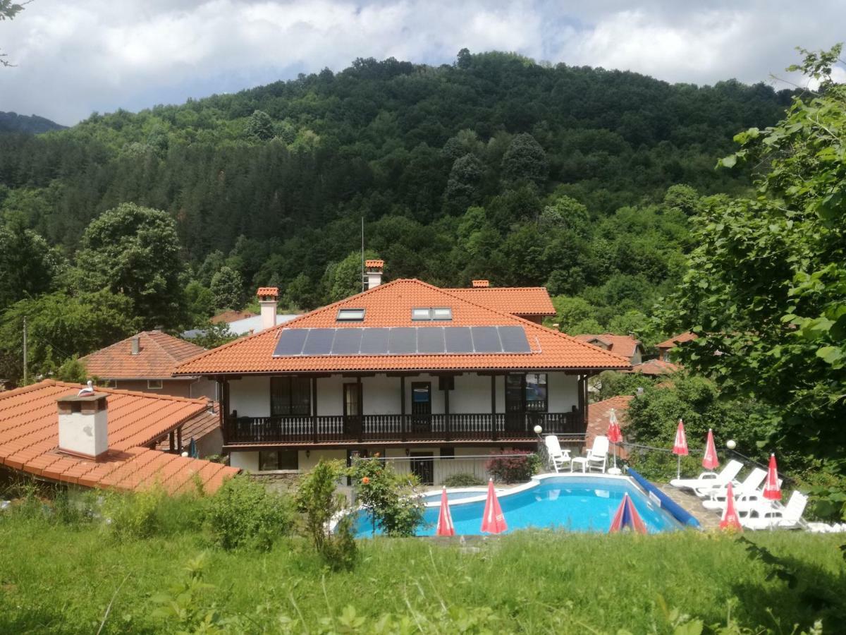 Family Hotel Chiflik Hills Екстер'єр фото